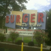 Photo taken at Burger Deluxe by Zeki Y. on 8/20/2012