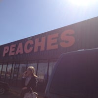 Foto scattata a Peaches Boutique da Abby D. il 4/9/2012