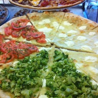 รูปภาพถ่ายที่ Romeo&amp;#39;s Pizza โดย Aj C. เมื่อ 2/13/2012