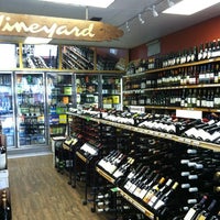 Foto tomada en Foley&amp;#39;s Liquor Mart  por Maya H. el 5/13/2012