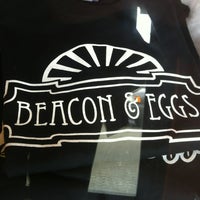 รูปภาพถ่ายที่ Beacon And Eggs โดย alex d. เมื่อ 3/10/2012