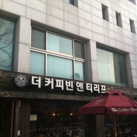 Photo taken at The Coffee Bean &amp;amp; Tea Leaf 정독도서관앞점 by Kiseok K. on 4/23/2012