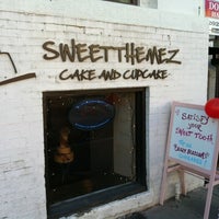 3/27/2012 tarihinde Michael W.ziyaretçi tarafından Sweet Themez Cake &amp;amp; Cupcake'de çekilen fotoğraf