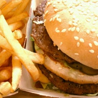 รูปภาพถ่ายที่ McDonald&amp;#39;s โดย Ozwald C. เมื่อ 2/9/2012