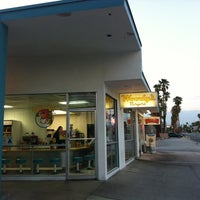 Photo prise au Woody&amp;#39;s Burgers &amp;amp; Beer par Cliktrips (Jen Amadio) le9/6/2012