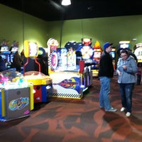2/25/2012 tarihinde Trent D.ziyaretçi tarafından Strikerz Entertainment Center'de çekilen fotoğraf