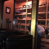 Foto tomada en The Leaf Cigar Lounge  por Stacy V. el 4/22/2012