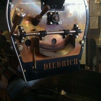5/12/2012 tarihinde Terrenceziyaretçi tarafından Cedarburg Roastery Coffee'de çekilen fotoğraf