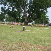 Foto tirada no(a) Penwell-Gabel Cemetery &amp;amp; Mausoleum por Brandy S. em 5/26/2012