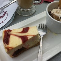 Photo taken at Häagen-Dazs by Özlem Ü. on 6/17/2012