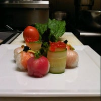 รูปภาพถ่ายที่ Kazoku Sushi โดย Bondz S. เมื่อ 3/2/2012