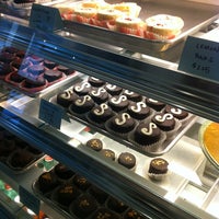Foto tirada no(a) Semi Sweet Bakery por Veronica H. em 3/9/2012