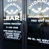 รูปภาพถ่ายที่ Insomniacs Bar and Lounge โดย Keith J. เมื่อ 9/1/2012