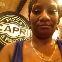Foto tomada en Capri Pizza &amp;amp; Pasta  por Shona T. el 8/5/2012