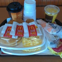 Photo taken at McDonald&amp;#39;s by FERNANDO U. on 8/12/2012