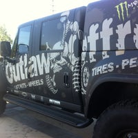 รูปภาพถ่ายที่ Outlaw Offroad โดย Cj H. เมื่อ 8/6/2012