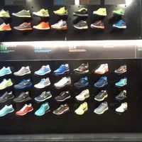 Nike Store Toronto Art k Kapal Yorkville 101 Bloor St W