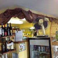 Das Foto wurde bei Monicas Waterfront Bakery And Cafe von Ramir S. am 8/14/2012 aufgenommen