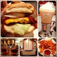 Photo taken at Johnny Rockets by Jazz N. on 4/8/2012