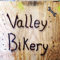 Das Foto wurde bei Valley Bikery von Zach B. am 5/12/2012 aufgenommen