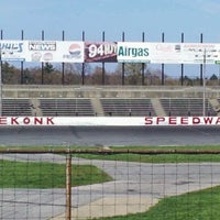 Foto tirada no(a) Seekonk Speedway por Darren D. em 4/21/2012