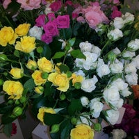 Photo taken at Suzann&#39;s Flowers by Rum Y. on 8/3/2012