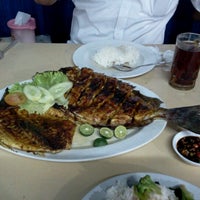 Photo taken at RM Santika Baru Seafood by Kis D. on 8/15/2012