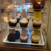 Das Foto wurde bei Sweet Temptations Dessert Cafe von Arnel T. am 5/17/2012 aufgenommen