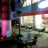 รูปภาพถ่ายที่ Pulat&amp;#39;s Cafe &amp;amp; Restaurant โดย Ersin G. เมื่อ 2/2/2012