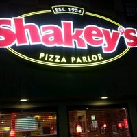 รูปภาพถ่ายที่ Shakey&#39;s Pizza Parlor โดย Chris M. เมื่อ 7/14/2012