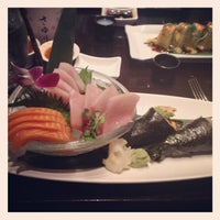 Foto tomada en Takayama Sushi Lounge  por Mike R. el 7/7/2012