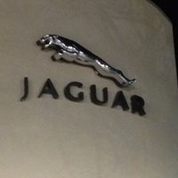 Photo prise au Jaguar Tysons Corner par Lindsey S. le2/21/2012