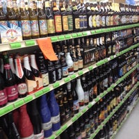 รูปภาพถ่ายที่ Liquor Mart โดย Todd เมื่อ 5/6/2012