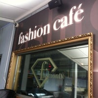 รูปภาพถ่ายที่ Fashion Café โดย Roland S. เมื่อ 5/4/2012