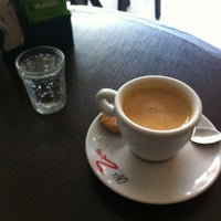 6/4/2012 tarihinde Percival C.ziyaretçi tarafından Café Zim'de çekilen fotoğraf