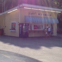 Foto tirada no(a) Bayleys Ice Cream por K F. em 8/5/2012