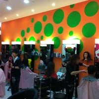 6/30/2012 tarihinde S M.ziyaretçi tarafından Shunji Matsuo Hair Salon @ 313'de çekilen fotoğraf