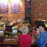 Foto diambil di Uptown Coffeehouse oleh Nathan pada 4/14/2012
