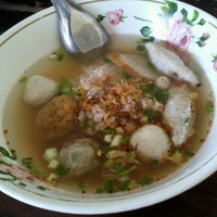 Photo taken at เจ้เกียง ก๋วยเตี๋ยวลูกชิ้นปลา by Nipon L. on 4/15/2012