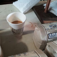 Foto tirada no(a) Mud River Coffee Roasting por Nick W. em 6/2/2012