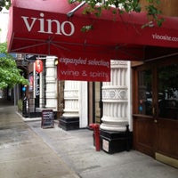 รูปภาพถ่ายที่ Vino Fine Wine &amp;amp; Spirits โดย Gina A. เมื่อ 5/2/2012