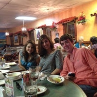 Foto diambil di Oasis Cuban Cafe oleh Kathy S. pada 3/13/2012