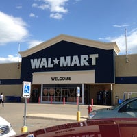 Das Foto wurde bei Walmart Supercentre von Brian L. am 5/19/2012 aufgenommen