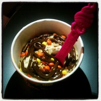 รูปภาพถ่ายที่ Menchie&amp;#39;s Frozen Yogurt โดย Karmen เมื่อ 5/5/2012