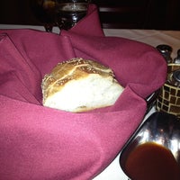 2/28/2012 tarihinde Lesleannziyaretçi tarafından Augie&#39;s Prime Cut Restaurant &amp; Bar'de çekilen fotoğraf