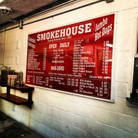 รูปภาพถ่ายที่ Smokehouse โดย Janelle Claire B. เมื่อ 8/15/2012