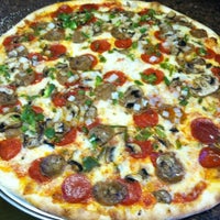 Снимок сделан в Lorenzo&amp;#39;s Pizza пользователем Denise 6/27/2012