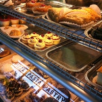 รูปภาพถ่ายที่ R &amp;amp; C Italian Bakery and Deli โดย Rosumcakes เมื่อ 5/13/2012