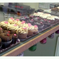 รูปภาพถ่ายที่ Stuffed Cakes โดย Donna L. เมื่อ 2/14/2012