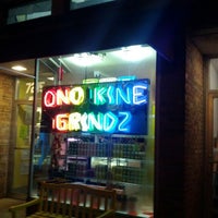Foto tirada no(a) Ono Kine Grindz por Adam E. em 2/10/2012